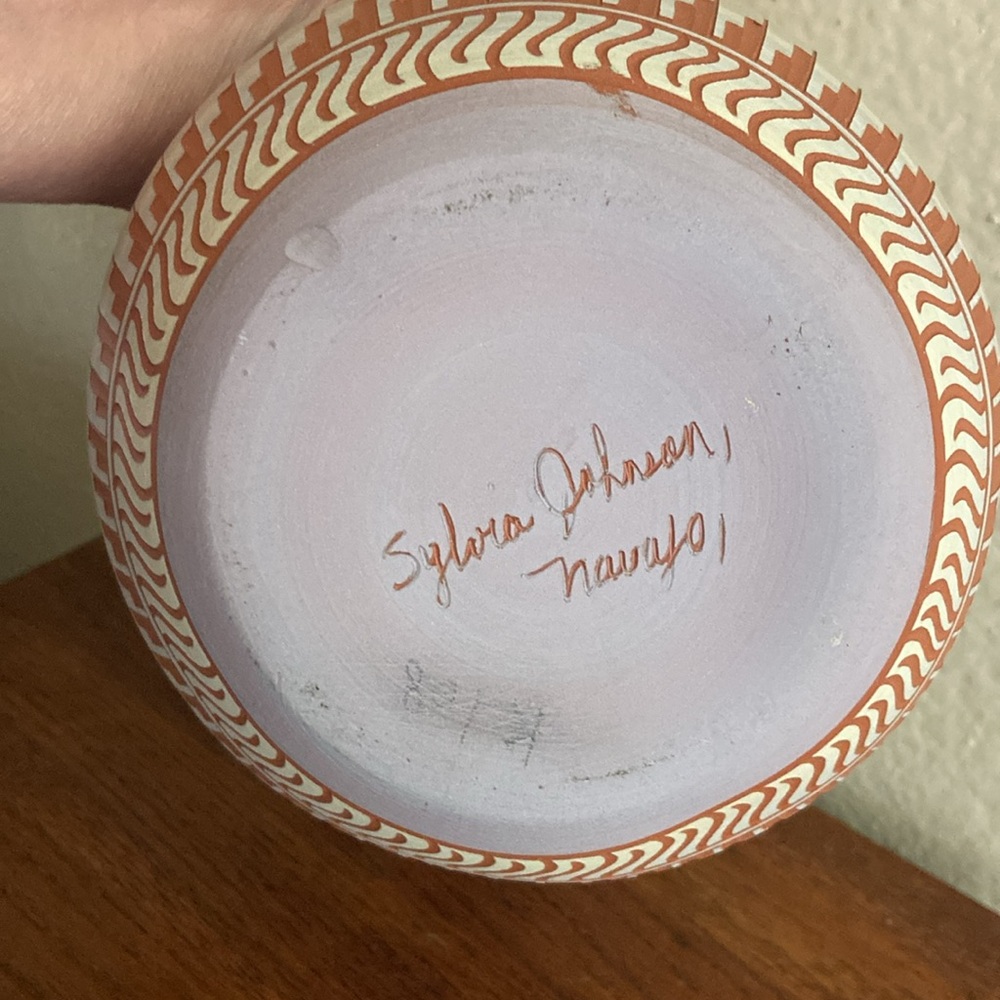 Vintage Signed NAVAJO “Sylvia Johnson” Colorful Art Pottery Etched Terracotta - Picture 5 of 8